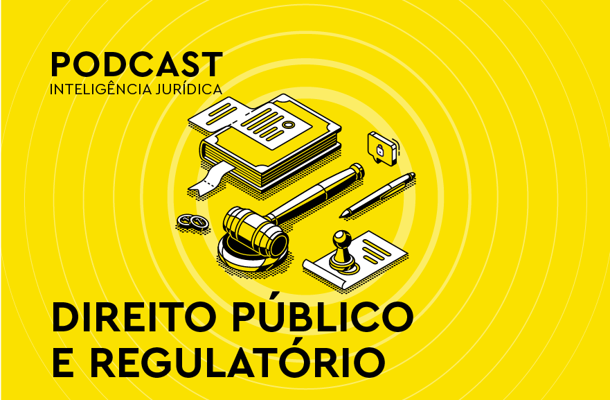 Ilustração de livro, malhete, carimbo e caneta. Na parte inferior, texto escrito "Direito público e regulatório". No canto superior esquerdo, frase com os dizeres "podcast Inteligência Jurídica"