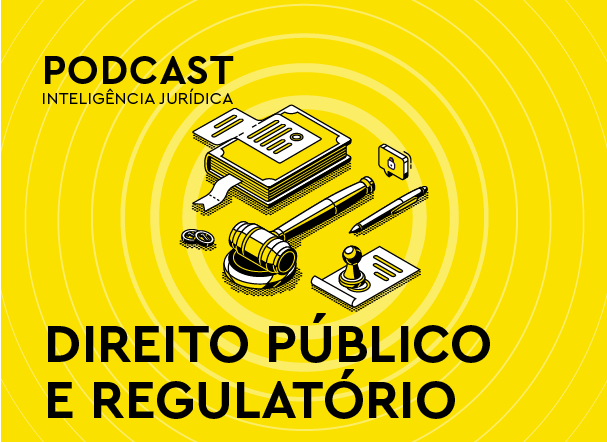 Ilustração de livro, malhete, carimbo e caneta. Na parte inferior, texto escrito "Direito público e regulatório". No canto superior esquerdo, frase com os dizeres "podcast Inteligência Jurídica"