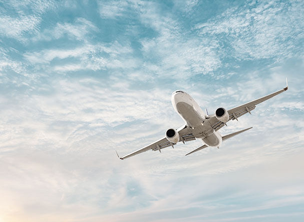 Imagem inferior de avião em decolagem