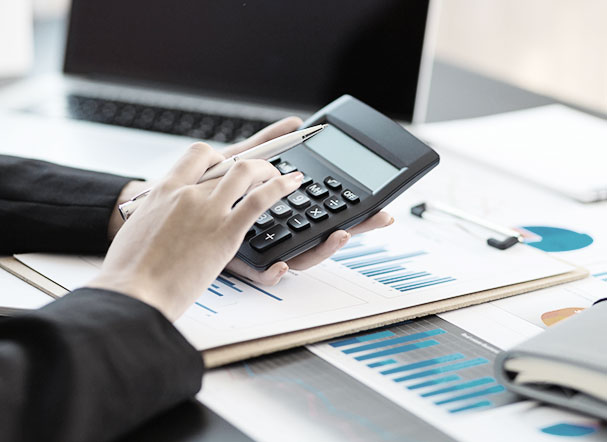 Recorte de imagem de mãos com calculadora analisando gráficos. 