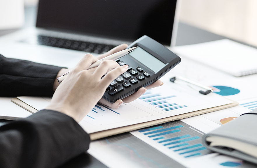 Recorte de imagem de mãos com calculadora analisando gráficos.