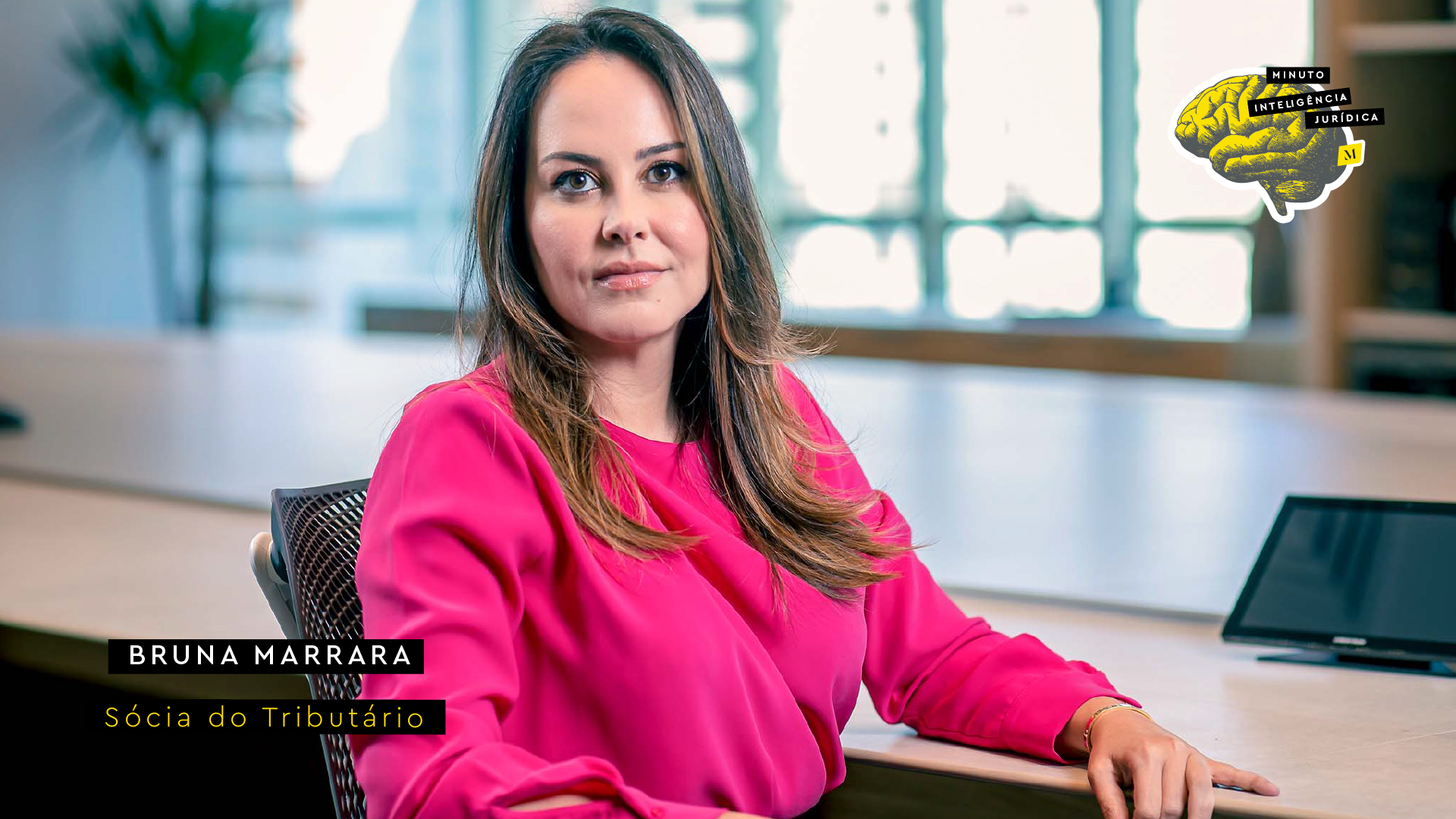 Foto de mulher olhando para a foto, com camisa rosa e cabelo na altura do ombro. No canto inferior esquerdo, frase com o seguinte texto: "Bruna Marrara, sócia do Tributário". No canto superior direito, logotipo do Minuto Inteligência Jurídica