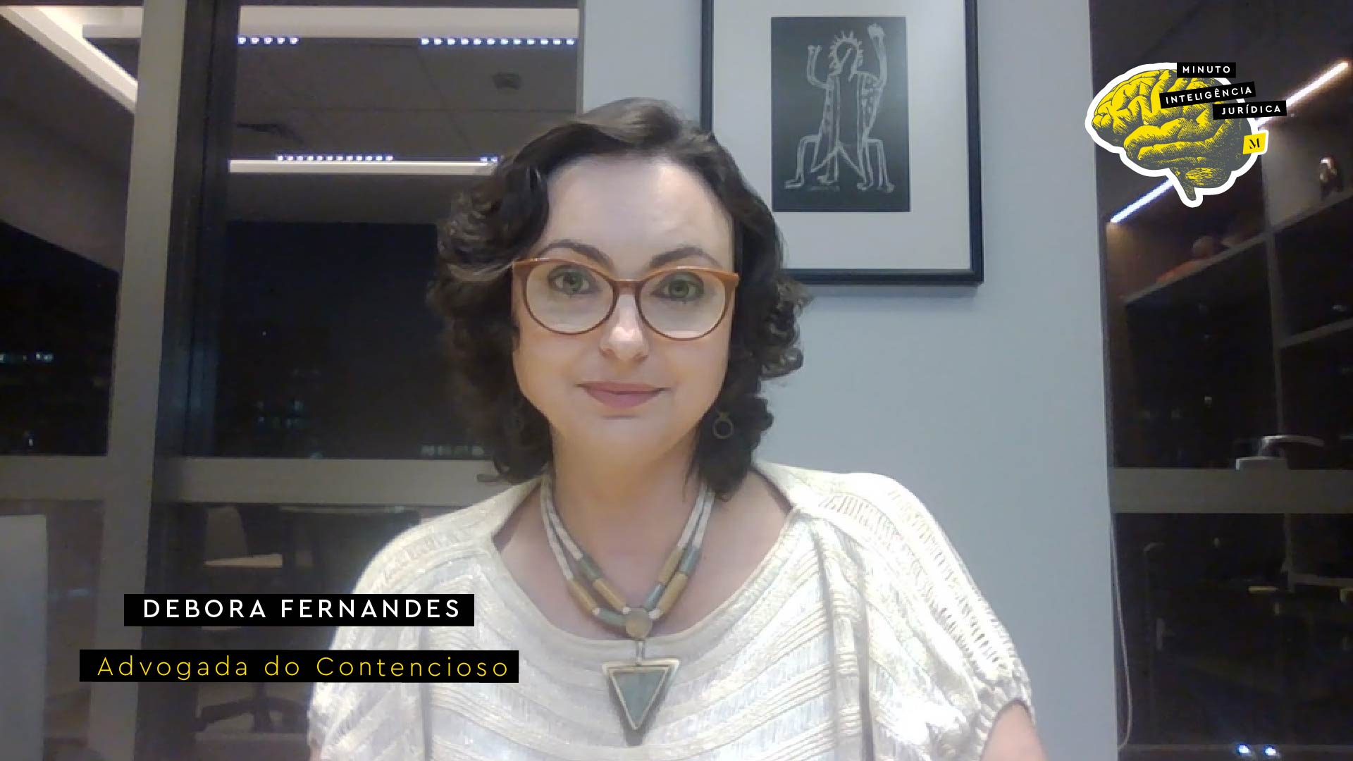 Mulher branca com cabelo preto na altura do ombro, usando camisa branca e com colar e óculos de grau como acessórios. No canto inferior esquerdo, faixa preta com frase nas cores branco e amarelo escrito: Debora Fernandes, Advogada do Contencioso. No canto superior direito, imagem ilustrativa de cérebro amarelo com faixa de texto escrito: Minuto Inteligência Jurídica