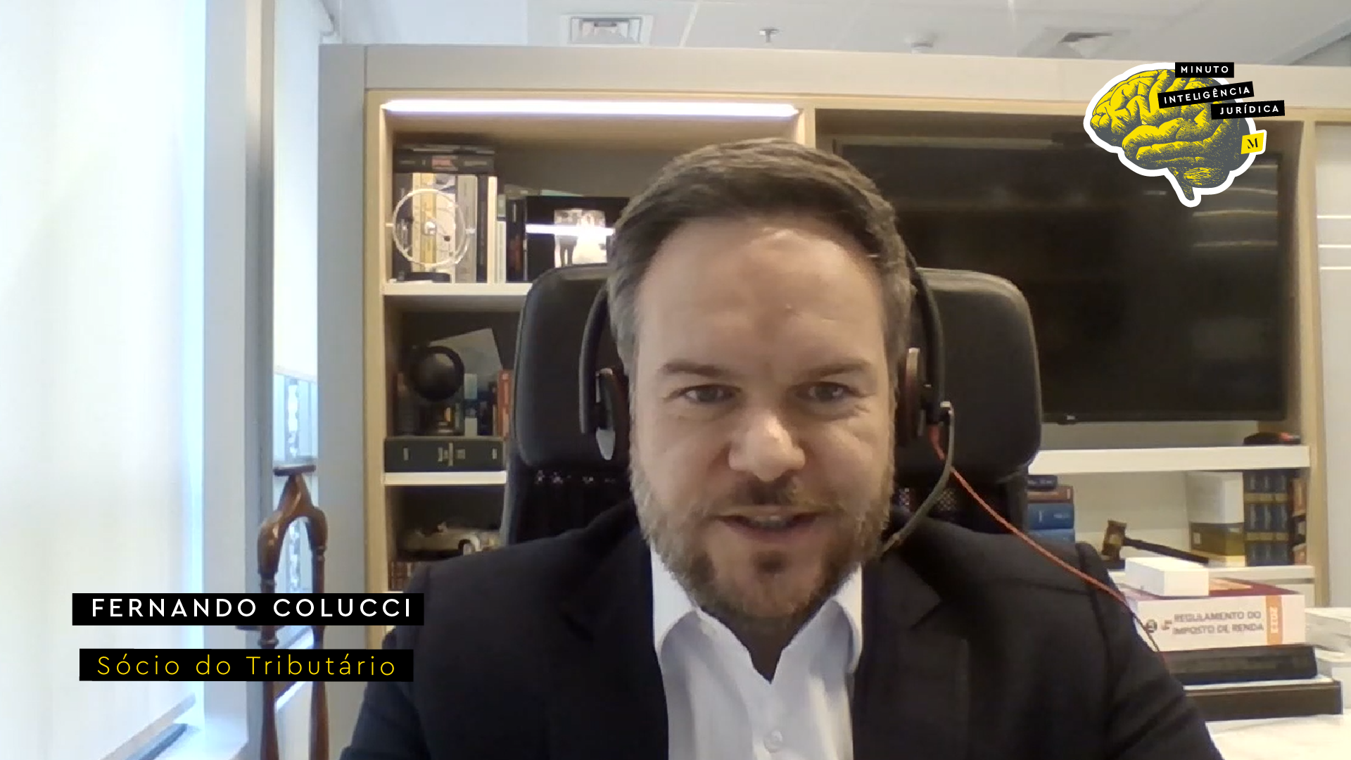 Homem olhando para a foto, usando headset, com uma camisa branca e paletó preto. No canto inferior esquerdo, frase com os dizeres "Fernando Colucci - sócio do Tributário". No canto superior direito, logotipo do Inteligência Jurídica