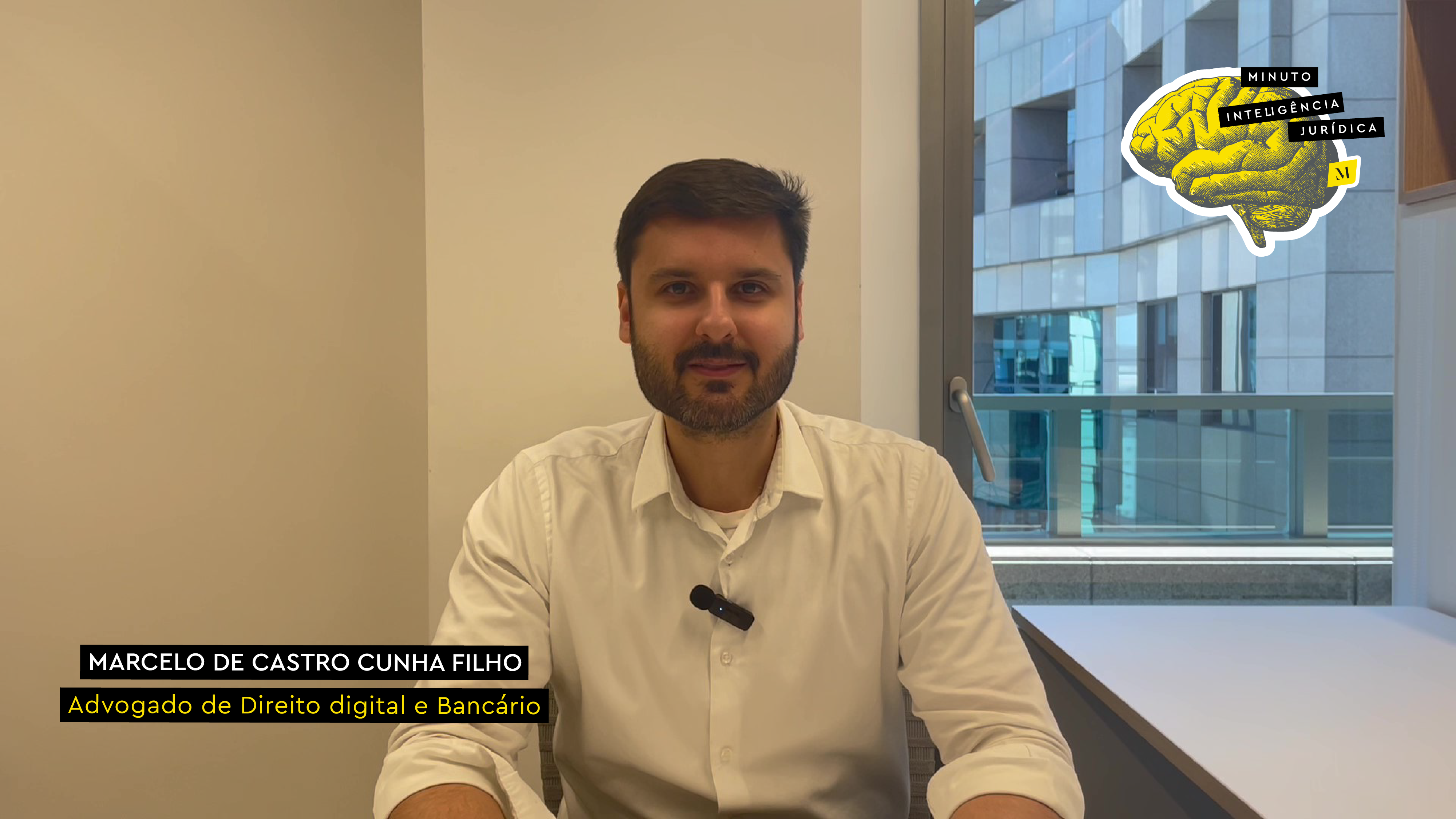 Homem de barba olhando para a foto, com cabelo preto, usando camisa branca. No canto inferior esquerdo, frase com os dizeres "Marcelo de Castro Cunha Filho - advogados de Direito digital e Bancário". No canto superior direito, logotipo do Inteligência Jurídica