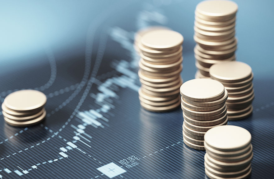 Pilhas de moedas sentadas em um fundo de gráfico financeiro azul