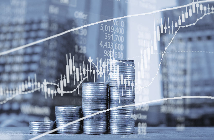 Dupla exposição da pilha de moedas com bolsa tela gráfico placa e vela vara para o conceito de análise de negócios e investidores financeiro