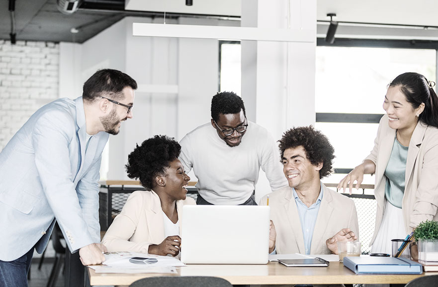 Grupo alegre de diversos empresários se divertindo durante uma reunião de projetos