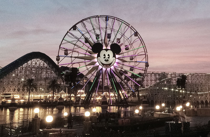 Imagem da roda gigante com a imagem do Mickey mouse na Califórnia