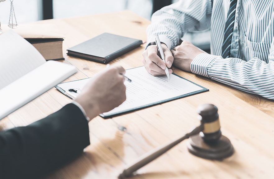 Empregador usando terno preto para esclarecer a legislação