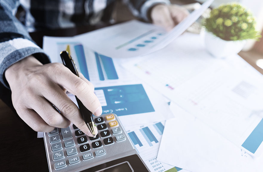 mão de homem branco utilizando a calculadora