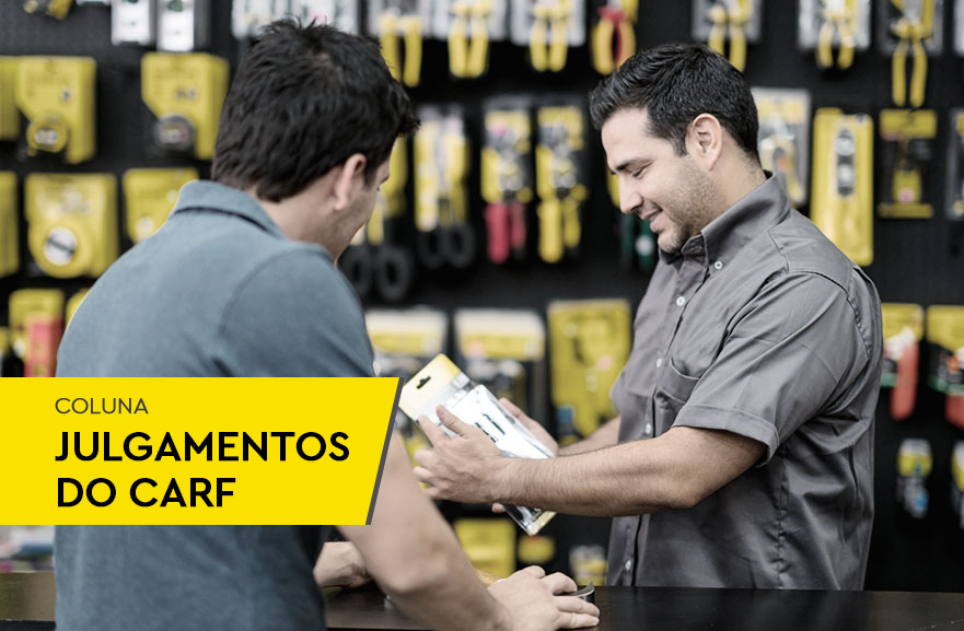 Vendedor de trabalhar na loja de ferragens e falar com um cliente