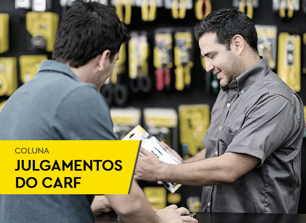 Vendedor de trabalhar na loja de ferragens e falar com um cliente