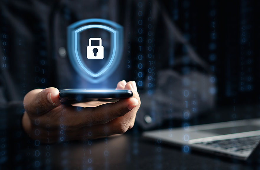 Ilustração gráfica de simbolo de segurança saindo em formato de holograma de um celular