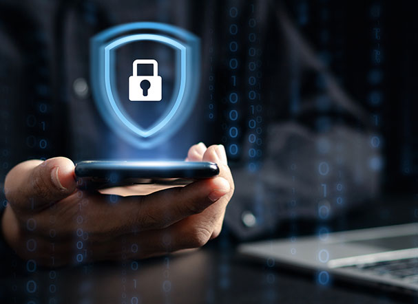 Ilustração gráfica de simbolo de segurança saindo em formato de holograma de um celular