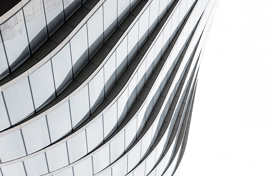 Estrutura ondulada e metalica, na cor cinza