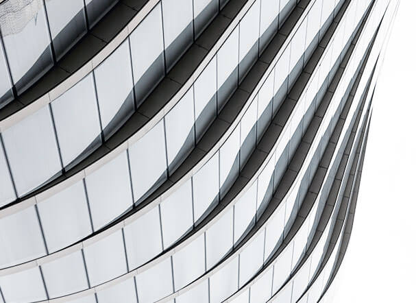 Estrutura ondulada e metalica, na cor cinza