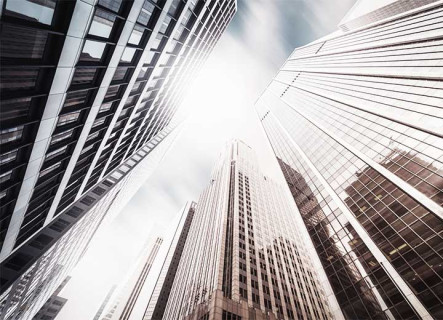 Visão inferior de prédio espelhado