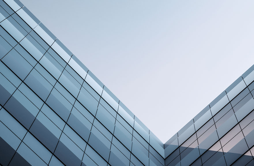 Visão inferior de prédio com estrutura espelhada