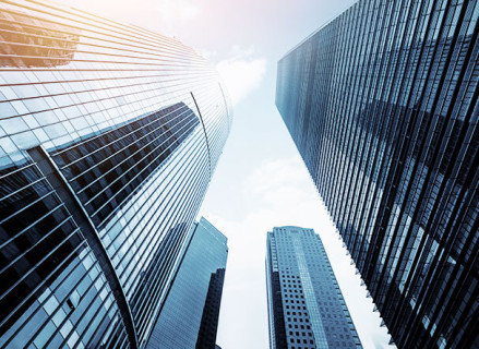 Visão inferior de conjunto de prédios espelhados