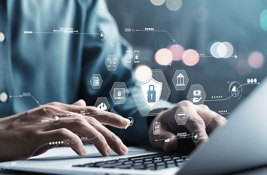 Pessoa teclando em nottebok. Mais acima, representação gráfica de ícones que simbolizam tecnologia e segurança da informação