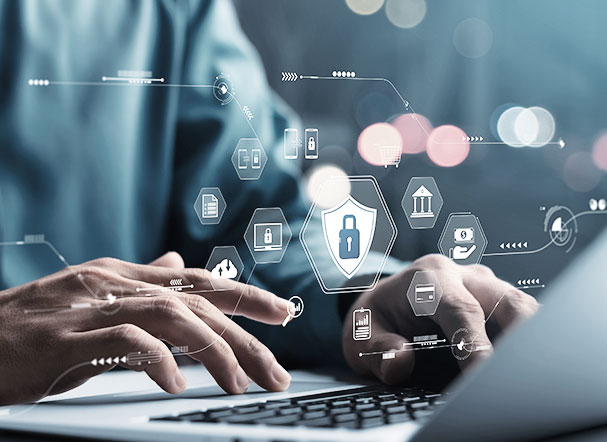 Pessoa teclando em nottebok. Mais acima, representação gráfica de ícones que simbolizam tecnologia e segurança da informação