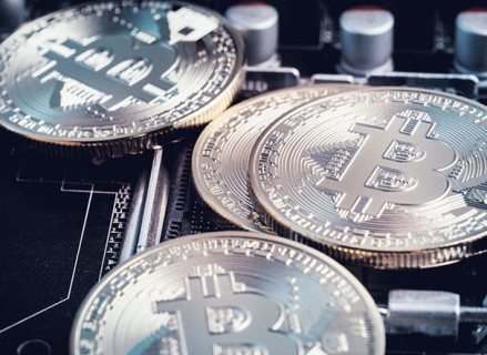 Imagem ilustrativa de moedas com o logo do bitcoin gravado