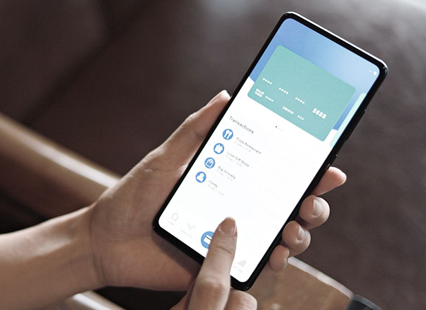 Ilustração de pessoa com celular na mão utiliando aplicativo do banco