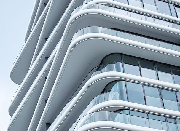 Visão inferior de prédio com arquitetura espelhada