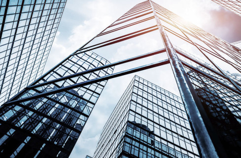 Visão inferior de prédio espelhado