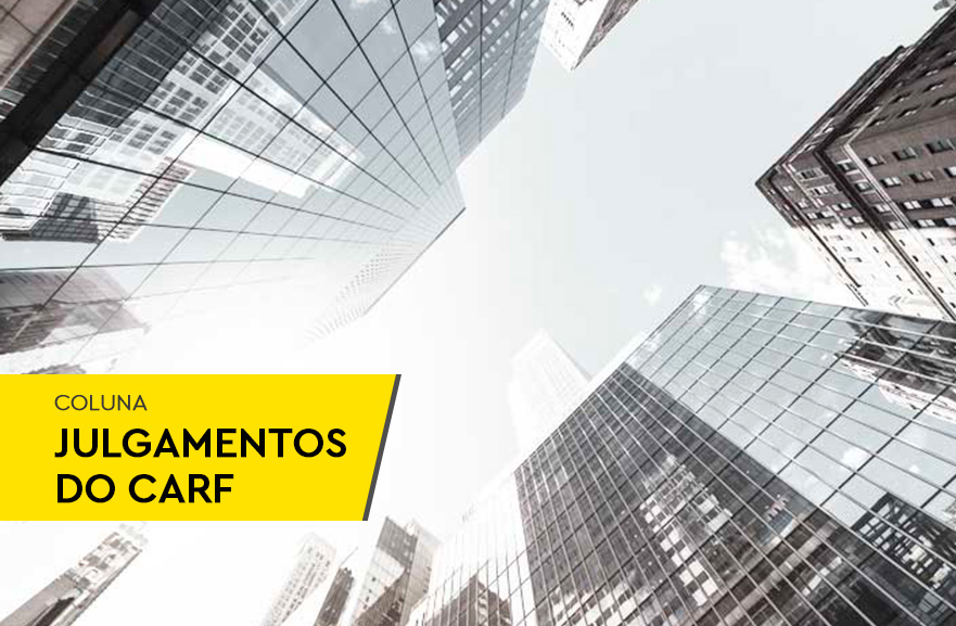 Vista inferior de dois edifícios espelhados, um em frente ao outro. No canto inferior esquerdo, uma caixa de texto escrita: Coluna Julgamentos do Carf