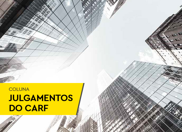 Vista inferior de dois edifícios espelhados, um em frente ao outro. No canto inferior esquerdo, uma caixa de texto escrita: Coluna Julgamentos do Carf