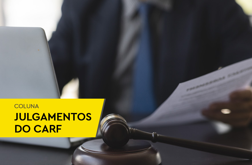 Pessoa teclando no notebook. Ao lado, martelo usado no tribunal na cor marrom. No canto esquerdo inferior, box amarelo com os dizeres: "Coluna julgamentos do Carf"