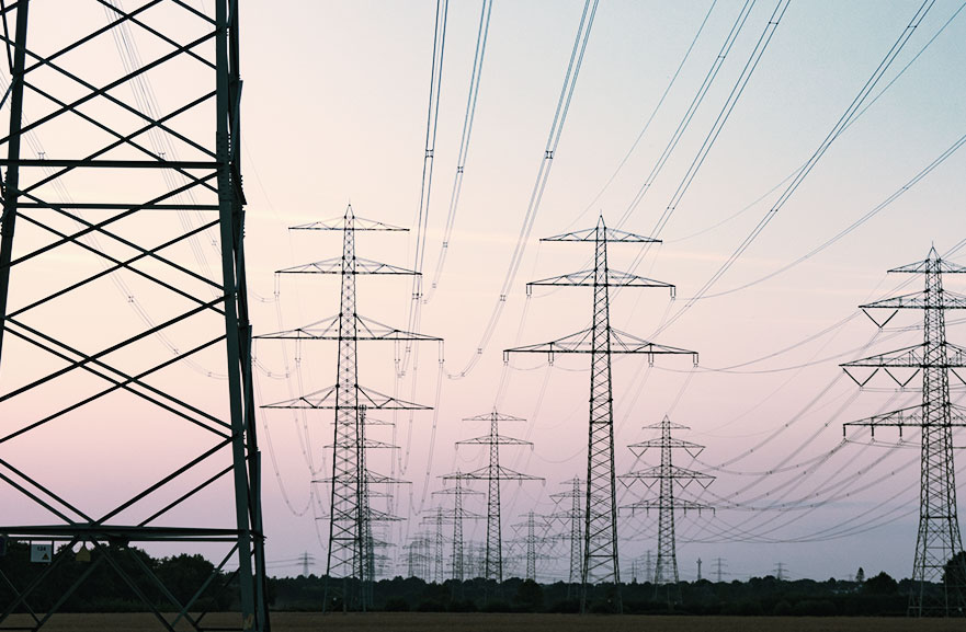 Antenas de energia elétrica enfileiradas