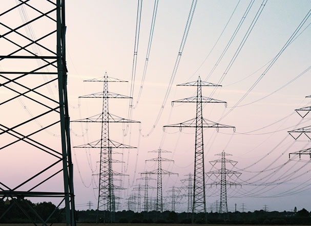 Antenas de energia elétrica enfileiradas