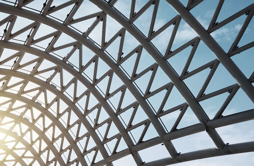 imagem inferior de estrutura de ferro com curvatura