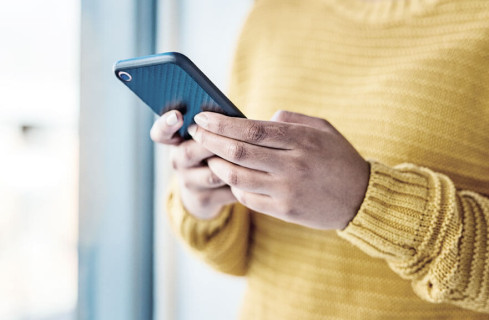 Pessoa digitando no smartphone