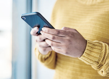 Pessoa digitando no smartphone