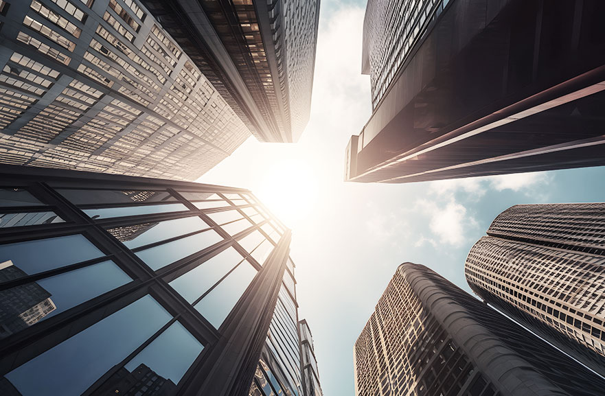 Visão inferior de conjunto de prédios espelhados