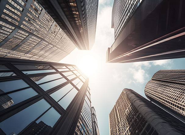 Visão inferior de conjunto de prédios espelhados