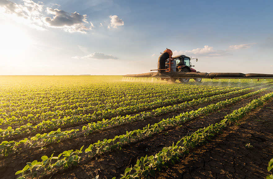 Trator de pulverização de um campo de soja