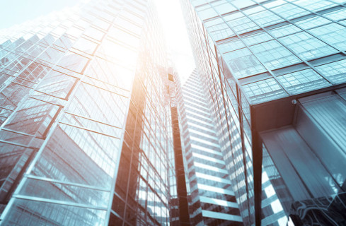 Visão inferior de conjunto de prédios espelhados