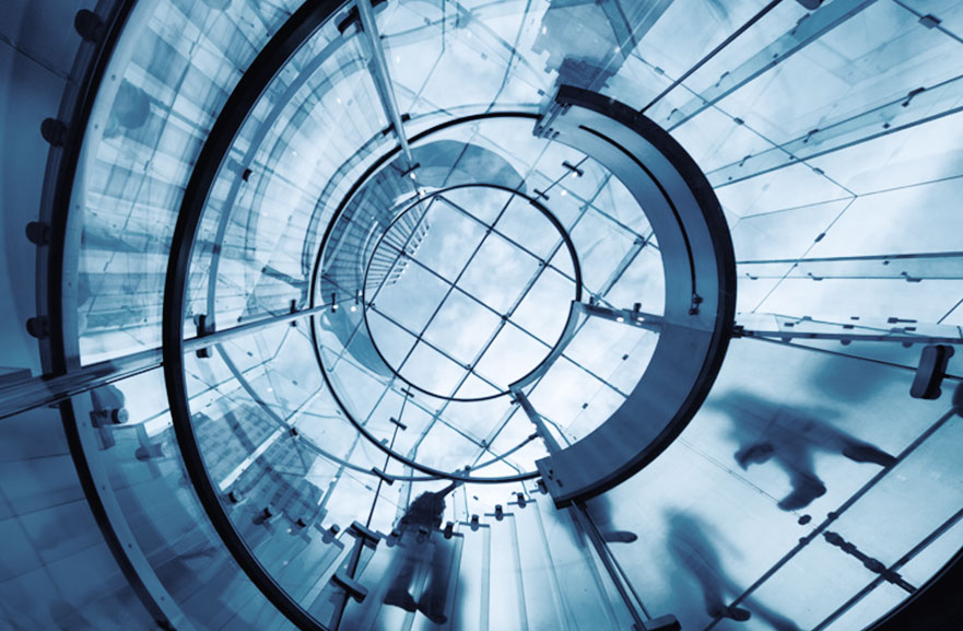 Visão inferior de estrutura interna de edifício espelhado, com formato circular