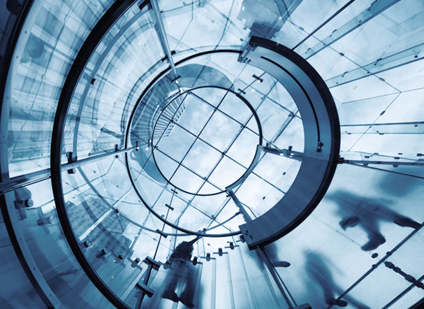 Visão inferior de estrutura interna de edifício espelhado, com formato circular