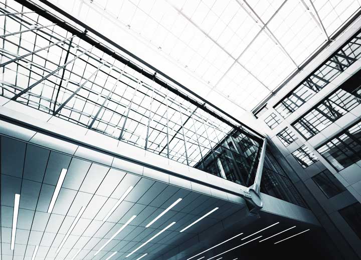 Visão inferior de prédio com estrutura metálica