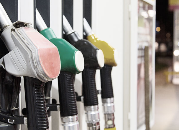 bombas de abastecimento em posto de gasolina