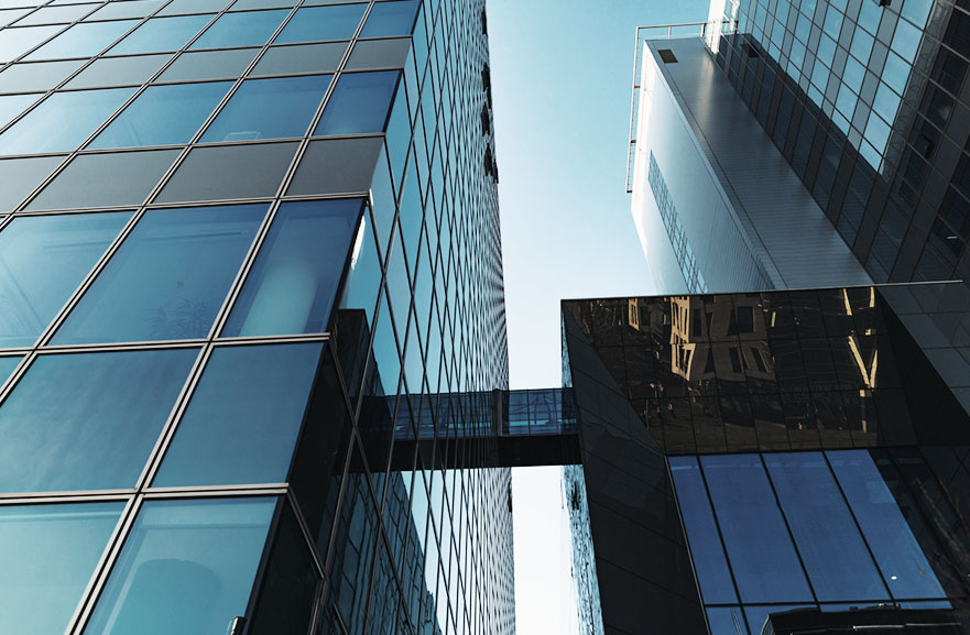 Visão inferior de prédio espelhado