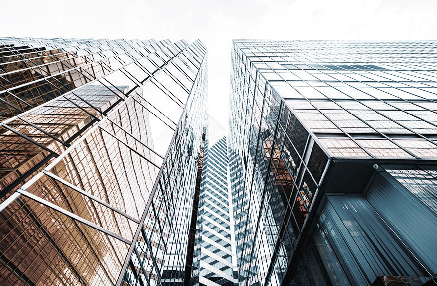 Visão inferior de prédio espelhado