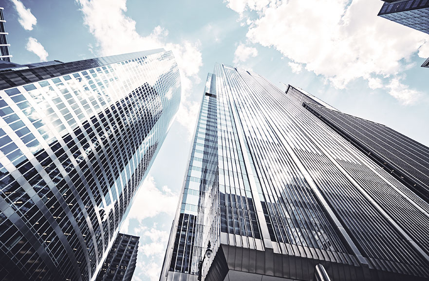 Visão inferior de prédio espelhado