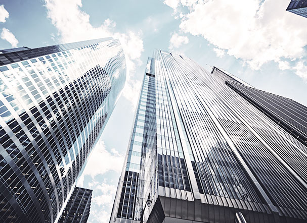 Visão inferior de prédio espelhado